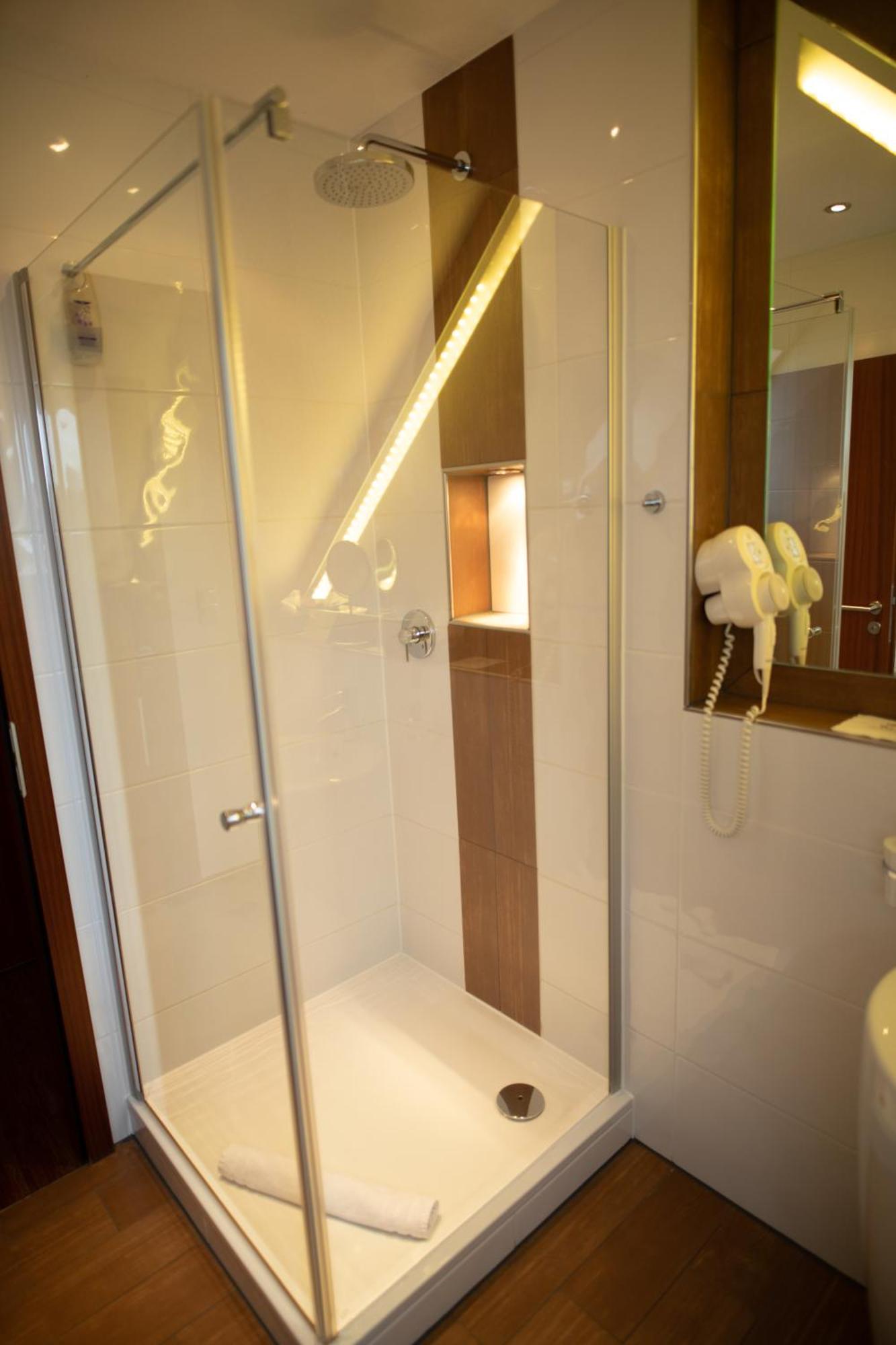 Vier Jahreszeiten Hotel Husum  Bagian luar foto