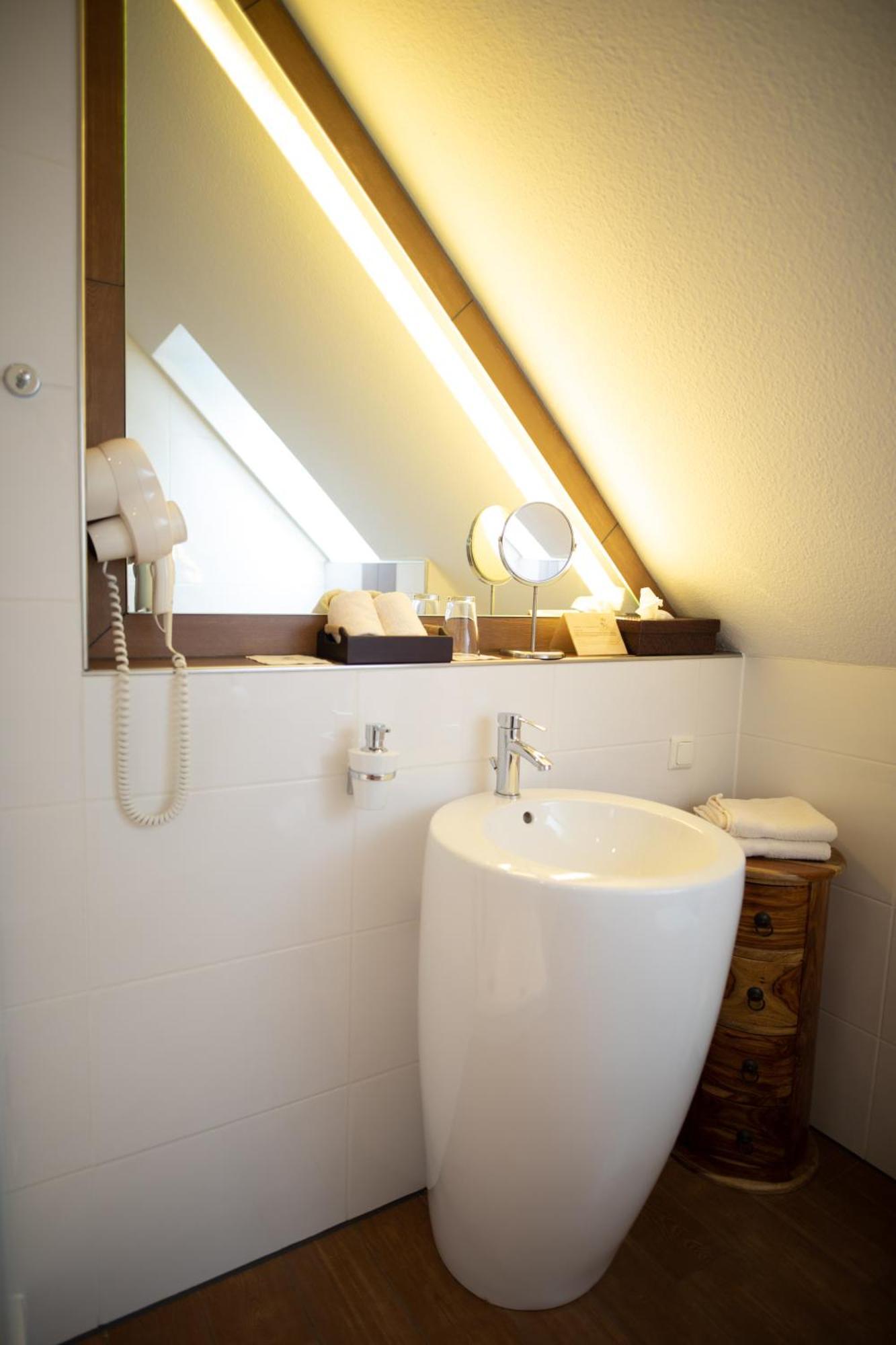 Vier Jahreszeiten Hotel Husum  Bagian luar foto